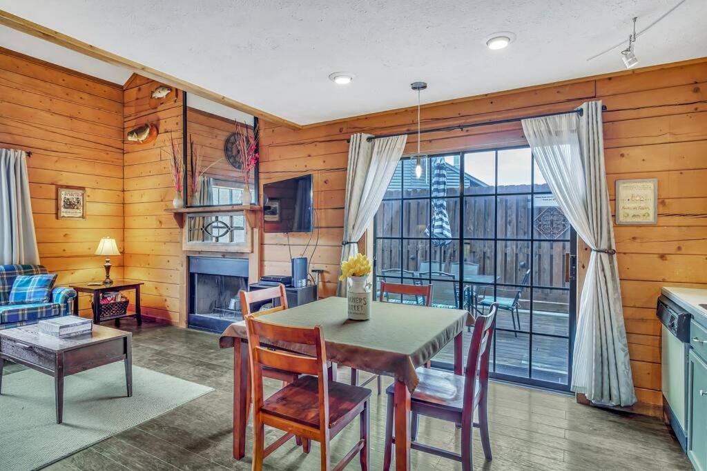 3 Bedroom Log Cabin Condo Close To Everything! Бренсън Екстериор снимка