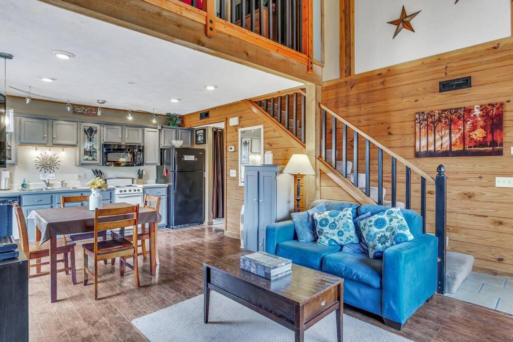 3 Bedroom Log Cabin Condo Close To Everything! Бренсън Екстериор снимка